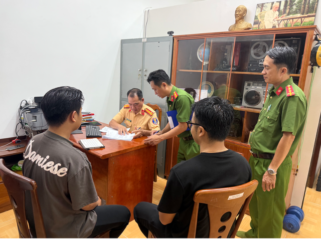 Nam thanh niên chạy xe một bánh, quay clip đăng TikTok bị CSGT TP.HCM tịch thu xe - Ảnh 2.