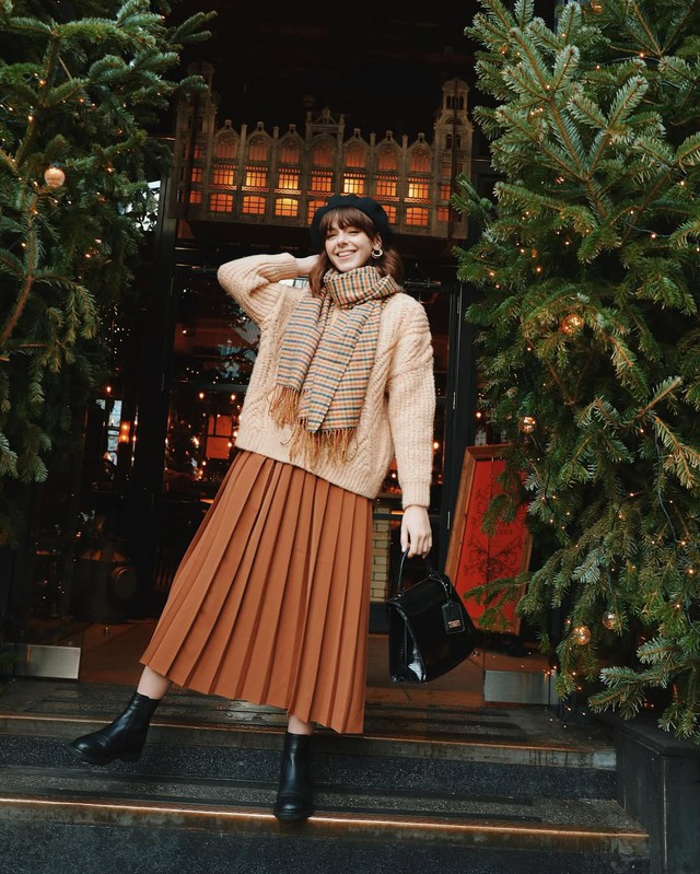 Sành điệu hơn khi phối áo len với chân váy xếp ly, váy da và quần jeans Áo len và cách phối ấm áp, xinh đẹp cho mùa mới - Ảnh 1.