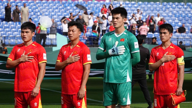 U.23 Việt Nam trở lại mặt đất khẩn, U.23 Kyrgyzstan kh&ocirc;ng c&ograve;n g&igrave; để mất đ&aacute;ng gờm... - Ảnh 4.