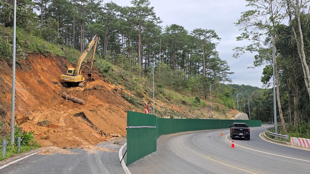 Cấm lưu th&ocirc;ng qua đ&egrave;o Prenn trong 1 tuần để tiếp tục khắc phục sạt lở - Ảnh 1.