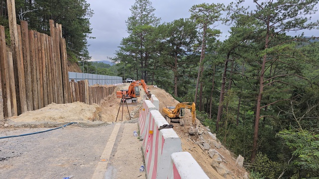 Cấm lưu th&ocirc;ng qua đ&egrave;o Prenn trong 1 tuần để tiếp tục khắc phục sạt lở - Ảnh 2.