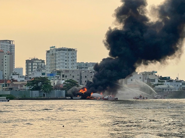 TP.HCM: Cháy du thuyền nhà hàng trên sông Sài Gòn - Ảnh 1. TP.HCM: Cháy du thuyền nhà hàng trên sông Sài Gòn - Ảnh 1.