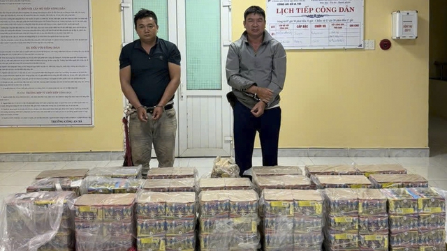 Bắt quả tang 2 người vận chuyển 357 kg ph&aacute;o lậu từ Campuchia về Việt Nam - Ảnh 1.