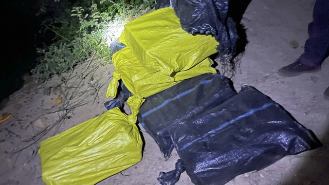 Bắt quả tang 2 người vận chuyển 357 kg ph&aacute;o lậu từ Campuchia về Việt Nam - Ảnh 2.