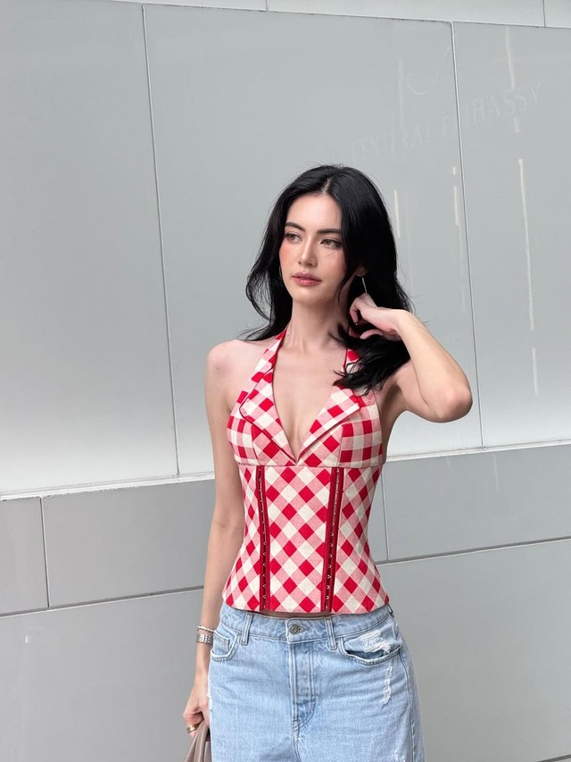 Diện trang phục ca rô đỏ, cá tính và thu hút- Ảnh 2.