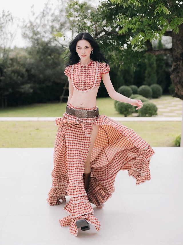 Diện trang phục ca rô đỏ, cá tính và thu hút- Ảnh 5.