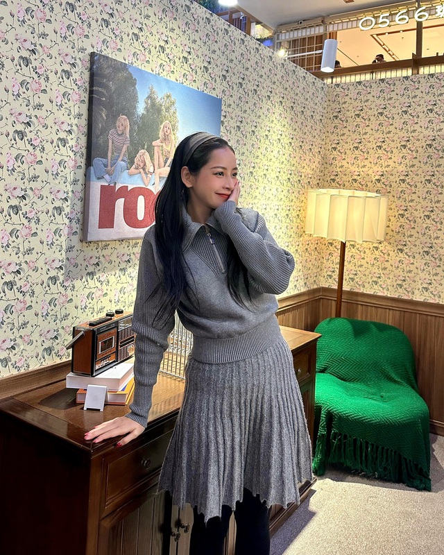 Váy xếp ly và băng đô: khi nét điệu đà trở thành tuyên ngôn cá tính- Ảnh 1.