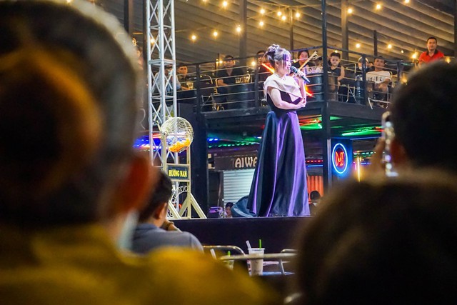 Con gái bầu show Phương Tường ra sao sau thời gian bán vé số, chạy bàn? - Ảnh 2.