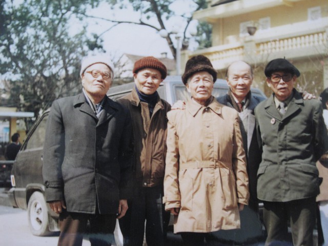 Đại biểu Hồ Đức Th&agrave;nh 2 lần biểu quyết th&ocirc;ng qua Hiến ph&aacute;p - Ảnh 2.