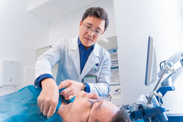 B&aacute;c sĩ Đặng Đ&igrave;nh Minh Thanh: Người đưa &lsquo;b&agrave;n tay robot&rsquo; chạm đến những ca mổ kh&oacute;  - Ảnh 2.