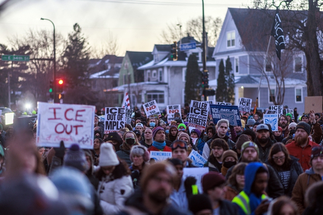 Biểu t&igrave;nh Mỹ rầm rộ ở Minnesota sau vụ sĩ quan nhập cư bắn chết phụ nữ - Ảnh 1.