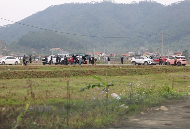 'C&ograve; đất' bủa v&acirc;y, gi&aacute; đất qu&ecirc; ngh&egrave;o tăng ch&oacute;ng mặt- Ảnh 1.