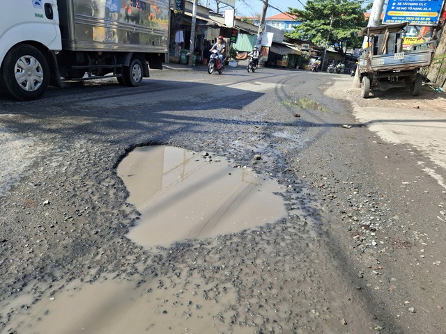 Đường xuống cấp cần sửa chữa - Ảnh 2.