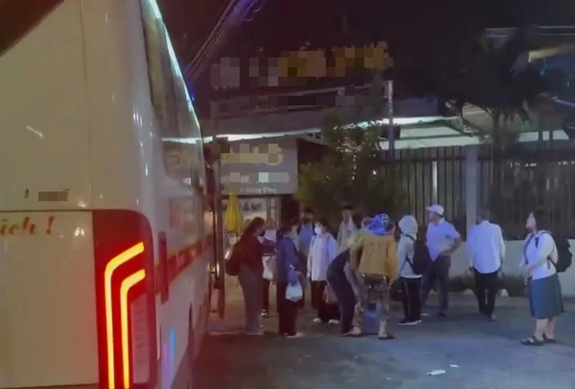 Hành khách hoảng loạn tài xế xe khách ở Đồng Tháp vẫn rượt đuổi xe tải - Ảnh 3.