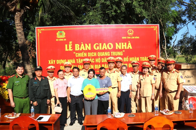 Lâm Đồng bàn giao căn nhà cuối cùng cho dân vùng lũ ven sông Cái - Ảnh 4. Lâm Đồng bàn giao căn nhà cuối cùng cho dân vùng lũ ven sông Cái - Ảnh 4.