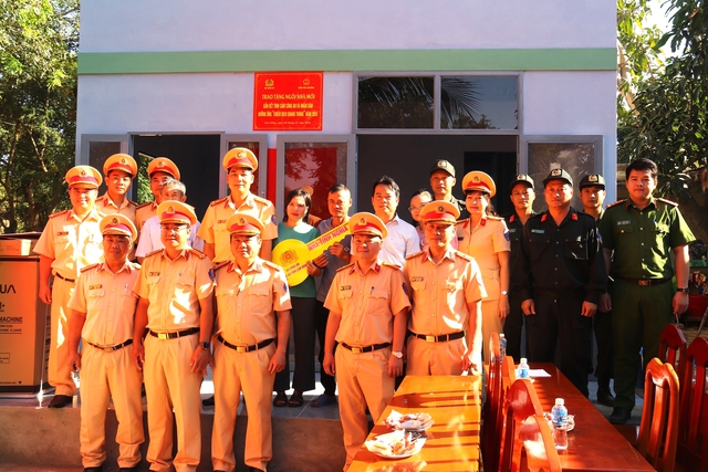 Lâm Đồng bàn giao căn nhà cuối cùng cho dân vùng lũ ven sông Cái - Ảnh 2. Lâm Đồng bàn giao căn nhà cuối cùng cho dân vùng lũ ven sông Cái - Ảnh 2.