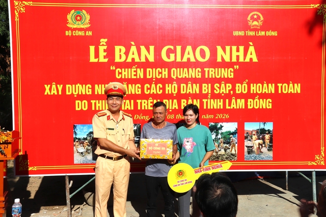 Lâm Đồng bàn giao căn nhà cuối cùng cho dân vùng lũ ven sông Cái - Ảnh 1. Lâm Đồng bàn giao căn nhà cuối cùng cho dân vùng lũ ven sông Cái - Ảnh 1.