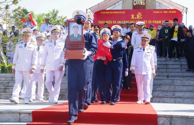 Trao bằng Tổ quốc ghi c&ocirc;ng liệt sĩ Phạm Văn Tu&acirc;n hy sinh tại Trường Sa- Ảnh 2.