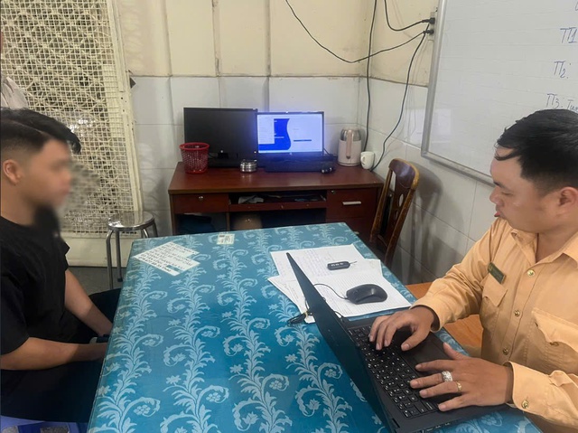 CSGT TP.HCM tịch thu xe SH của nam thanh ni&ecirc;n bu&ocirc;ng 2 tay tr&ecirc;n cầu Ba Son- Ảnh 1.