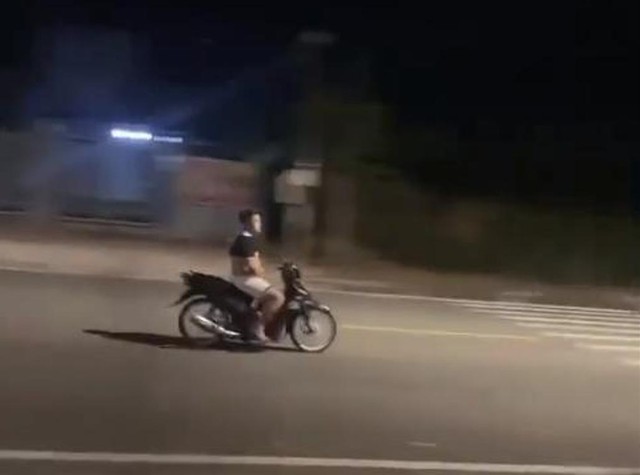 Bu&ocirc;ng 2 tay khi l&aacute;i xe, nam thanh ni&ecirc;n 19 tuổi bị CSGT tịch thu xe m&aacute;y - Ảnh 1.