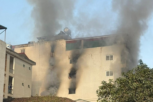 Ch&aacute;y nh&agrave; d&acirc;n 7 tầng ở H&agrave; Nội - Ảnh 1.