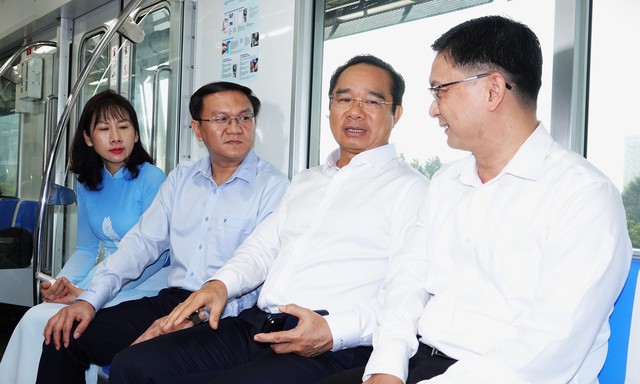 TP.HCM khuyến kh&iacute;ch đi metro, xe bu&yacute;t nộp hồ sơ tại trung t&acirc;m h&agrave;nh ch&iacute;nh c&ocirc;ng - Ảnh 1.