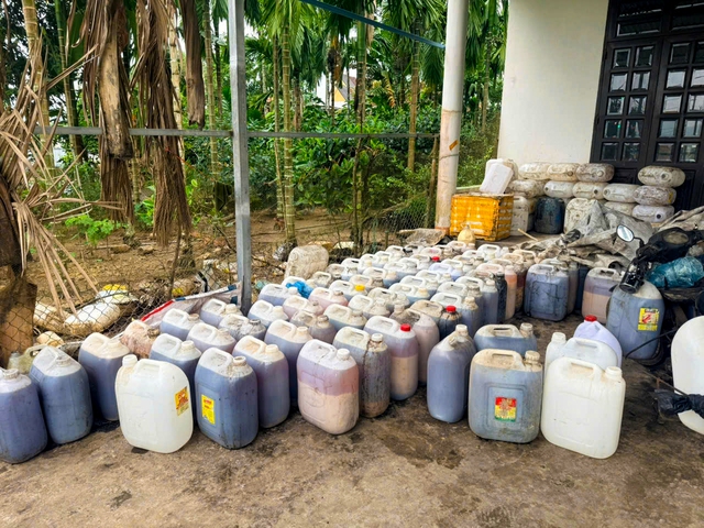 Quảng Ng&atilde;i: Tạm giữ số lượng lớn dầu ăn, mỡ heo đ&atilde; qua sử dụng- Ảnh 1.