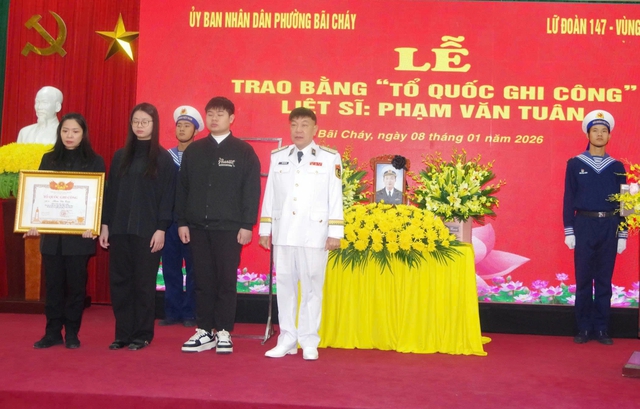 Trao bằng Tổ quốc ghi c&ocirc;ng liệt sĩ Phạm Văn Tu&acirc;n hy sinh tại Trường Sa- Ảnh 1.