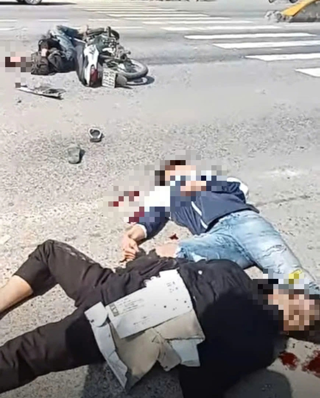 Quảng Trị: Sau tai nạn với ô tô khách, 3 thiếu niên nằm bất động trên QL1- Ảnh 2. Quảng Trị: Sau tai nạn với ô tô khách, 3 thiếu niên nằm bất động trên QL1- Ảnh 2.