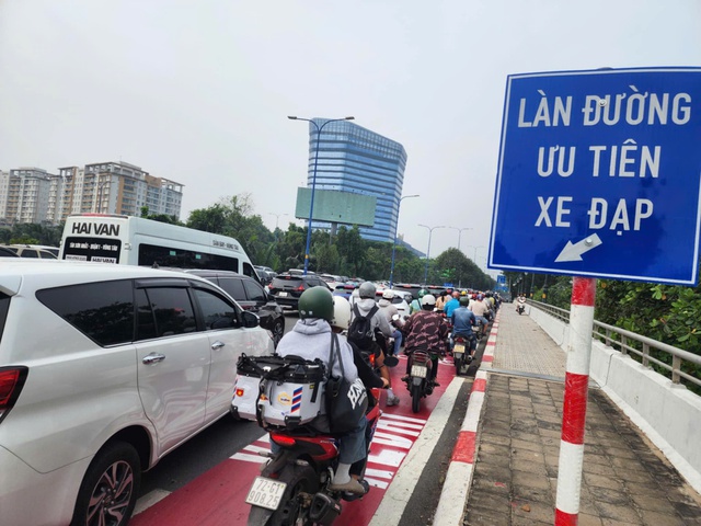 Xe m&aacute;y đi v&agrave;o l&agrave;n ưu ti&ecirc;n xe đạp ở TP.HCM c&oacute; bị CSGT xử phạt? - Ảnh 1.