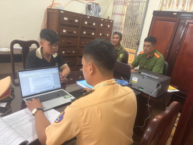 Bu&ocirc;ng 2 tay khi l&aacute;i xe, nam thanh ni&ecirc;n 19 tuổi bị CSGT tịch thu xe m&aacute;y - Ảnh 2.