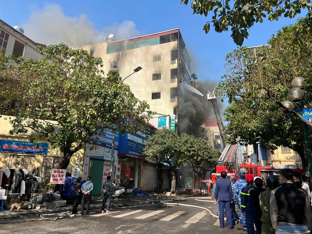 Ch&aacute;y nh&agrave; d&acirc;n 7 tầng ở H&agrave; Nội - Ảnh 2.