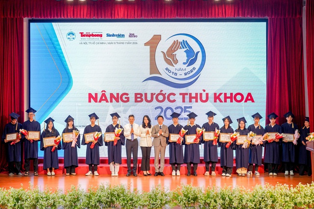 Nhiều thủ khoa đ&atilde; trưởng th&agrave;nh, trở th&agrave;nh kỹ sư, b&aacute;c sĩ, nh&agrave; nghi&ecirc;n cứu&hellip; - Ảnh 2.