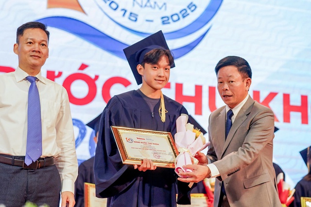 Nhiều thủ khoa đ&atilde; trưởng th&agrave;nh, trở th&agrave;nh kỹ sư, b&aacute;c sĩ, nh&agrave; nghi&ecirc;n cứu&hellip; - Ảnh 1.