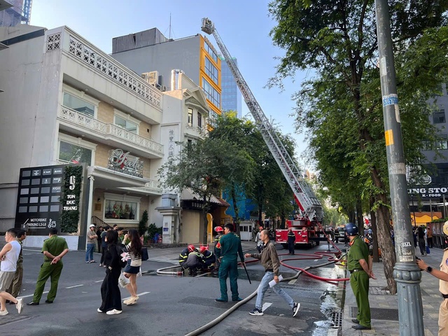 Công an TP.HCM giải cứu 2 người mắc kẹt trong vụ cháy tòa nhà spa, massage- Ảnh 3. Công an TP.HCM giải cứu 2 người mắc kẹt trong vụ cháy tòa nhà spa, massage- Ảnh 3.