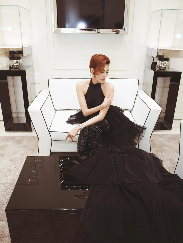 Đồng hồ mặt tròn, món phụ kiện 'nhỏ nhưng có võ'- Ảnh 4. Đồng hồ mặt tròn, món phụ kiện 'nhỏ nhưng có võ'- Ảnh 4.