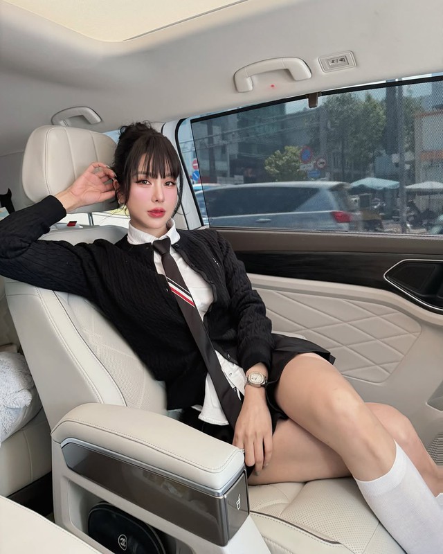 Đồng hồ mặt tròn, món phụ kiện 'nhỏ nhưng có võ'- Ảnh 5. Đồng hồ mặt tròn, món phụ kiện 'nhỏ nhưng có võ'- Ảnh 5.