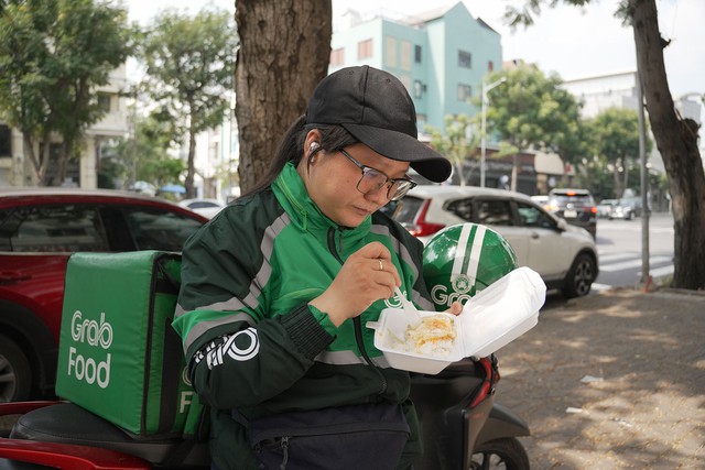 Nữ t&agrave;i xế Grab bền bỉ chạy xe v&igrave; ước mơ đến trường của em trai - Ảnh 1.