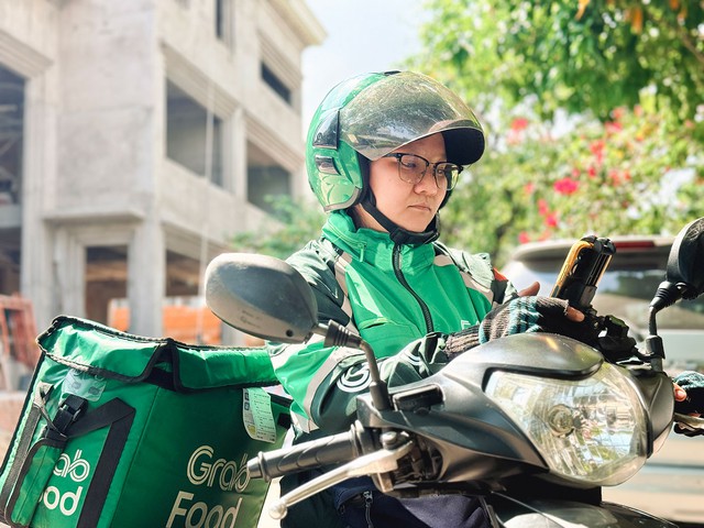 Nữ t&agrave;i xế Grab bền bỉ chạy xe v&igrave; ước mơ đến trường của em trai - Ảnh 5.
