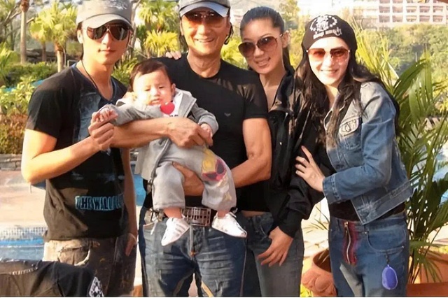 

Coco từng thân thiết với Tạ Đình Phong và Trương Bá Chi trong thời gian yêu Tạ Hiền  