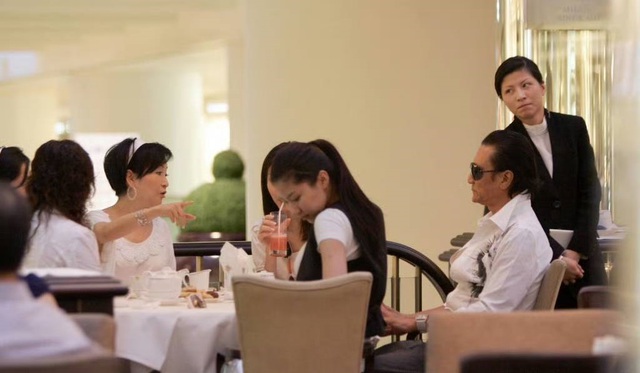 

Thậm chí, Tạ Hiền còn đưa Coco gặp gỡ Địch Ba Lạp - người vợ cũ gắn bó nhiều năm với ông và là mẹ của Tạ Đình Phong  