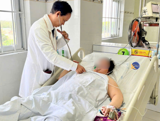 Nhầm nấm dại l&agrave; nấm rơm, người phụ nữ bị ngộ độc, nhập viện cấp cứu - Ảnh 1.