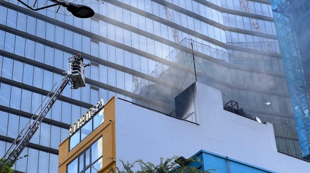 Công an TP.HCM giải cứu 2 người mắc kẹt trong vụ cháy tòa nhà spa, massage- Ảnh 4. Công an TP.HCM giải cứu 2 người mắc kẹt trong vụ cháy tòa nhà spa, massage- Ảnh 4.