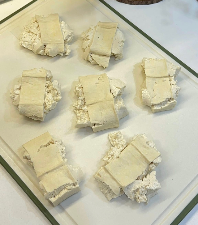 Chi&ecirc;n đậu phụ ấn bẹp g&acirc;y 'sốt': Bị n&aacute;t hay vỏ gi&ograve;n rụm, ruột mềm b&eacute;o? - Ảnh 1.