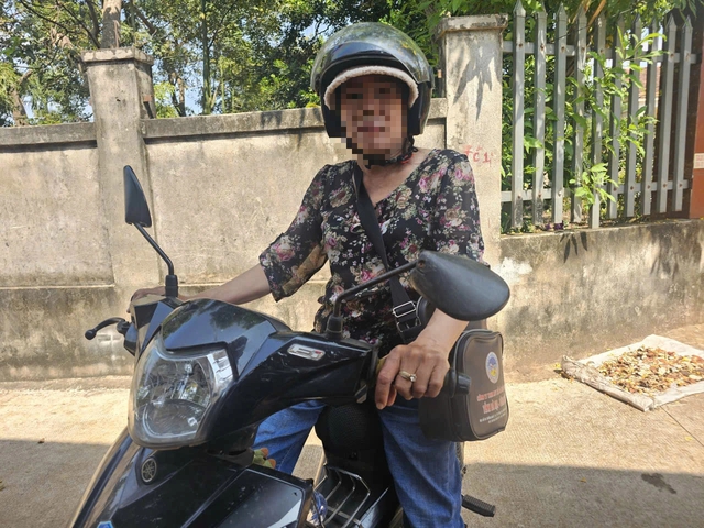 Người phụ nữ ở TP.HCM bị tố lượm 5 tờ v&eacute; số tr&uacute;ng giải đặc biệt- Ảnh 2.