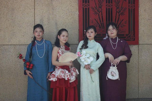 Tết chưa tới mà phố đã rộn ràng: Người trẻ rục rịch sắm sửa từ sớm - Ảnh 1.