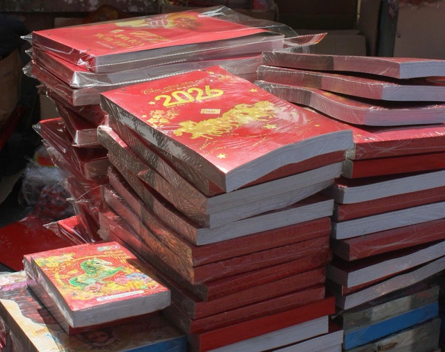 Tết chưa tới mà phố đã rộn ràng: Người trẻ rục rịch sắm sửa từ sớm - Ảnh 3.