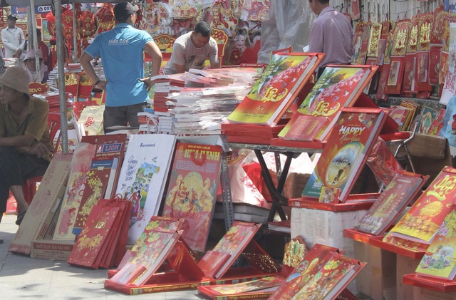 Tết chưa tới mà phố đã rộn ràng: Người trẻ rục rịch sắm sửa từ sớm - Ảnh 2.