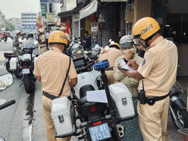 Những lỗi vi phạm bị CSGT tịch thu xe máy người dân cần biết - Ảnh 1.