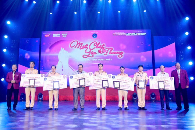 Đ&ecirc;m nhạc g&acirc;y quỹ hỗ trợ 500 nạn nh&acirc;n tai nạn giao th&ocirc;ng kh&oacute; khăn - Ảnh 2.